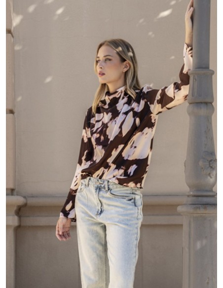 BLUSA SATINADA MARRÓN Y BEIGE