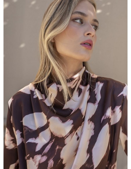 BLUSA SATINADA MARRÓN Y BEIGE