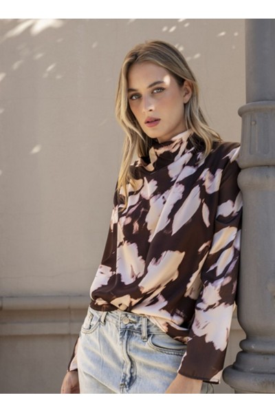 BLUSA SATINADA MARRÓN Y BEIGE